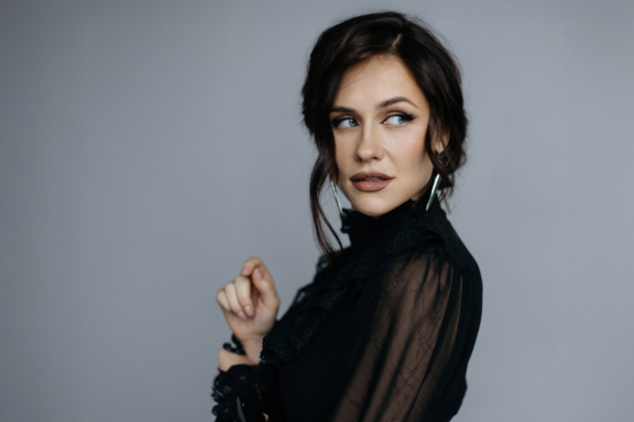 &Ocy;&lcy;&softcy;&gcy;&acy; &Mcy;&acy;&lcy;&acy;&shchcy;&iecy;&ncy;&kcy;&ocy;&period; Stand Up